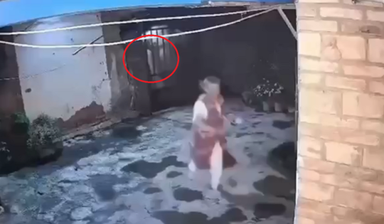 Đang đứng ngoài sân, cụ bà bất ngờ thấy cảnh tượng "nổi da gà" giữa đêm