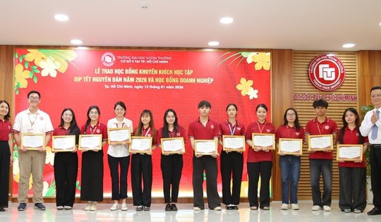 Ấm áp Xuân Bính Ngọ cùng Lễ trao học bổng nhân dịp Tết Nguyên đán năm 2026 tại Cơ sở II Trường ĐH Ngoại thương