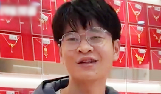 Ông chủ tiệm vàng trẻ tuổi "chịu chơi": Phát vàng, thưởng Tết cả tỷ đồng tiền mặt cho nhân viên