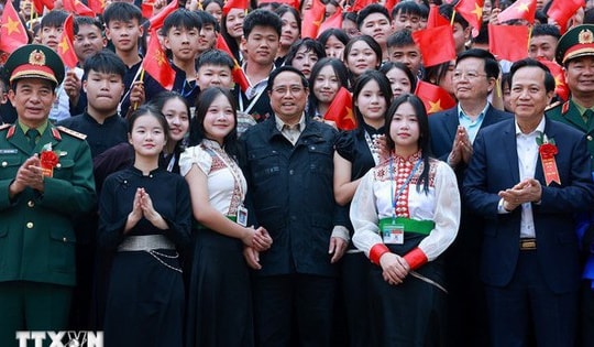 Thủ tướng mong muốn học sinh dân tộc thiểu số ấp ủ ước mơ, hoài bão và khát vọng vươn lên