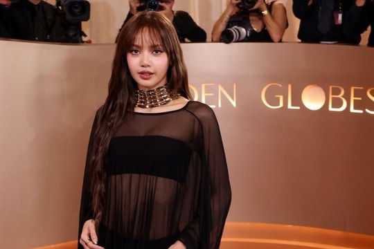 Lisa mặc xuyên thấu trên thảm đỏ