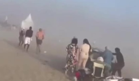 Đang tắm biển, người dân bất ngờ thấy cảnh tượng "nổi da gà" giữa ban ngày