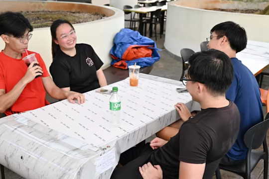 Khó thuê nhân viên phục vụ, Singapore thử nghiệm bàn làm sạch tự động