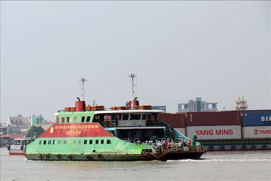 Cấm xe ô tô trên 8 tấn qua phà Cát Lái trong hai ngày