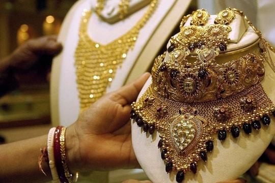 Vàng ở Iran: Người dân gom từng chỉ, lời đồn về chuyến bay tháo chạy