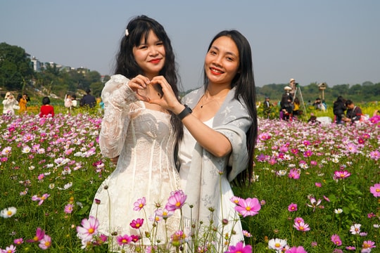 Khách đổ đến bến hoa Phúc Xá chụp ảnh