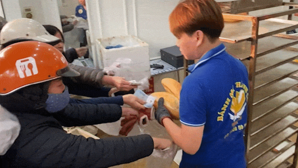 Quán bánh mì khiến khách xếp hàng cả tiếng ở ngoại thành Hà Nội