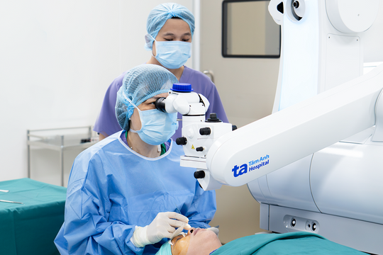 Xóa cận bằng laser cho người có giác mạc mỏng