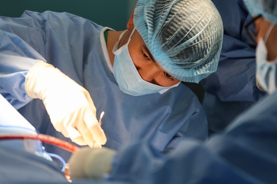 Người đàn ông nhập viện với bàn tay kẹt sâu trong máy xay thịt