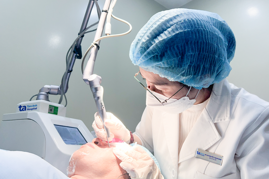 Nốt sẩn lan khắp mặt người phụ nữ