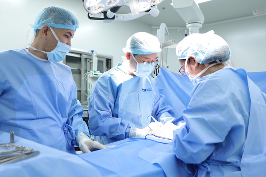 Bướu giáp tái phát đẩy lệch khí quản người phụ nữ