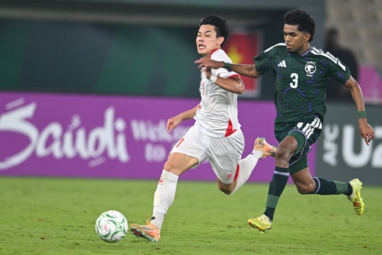 Nguyễn Đình Bắc nghe lời dặn của HLV Kim để ghi siêu phẩm