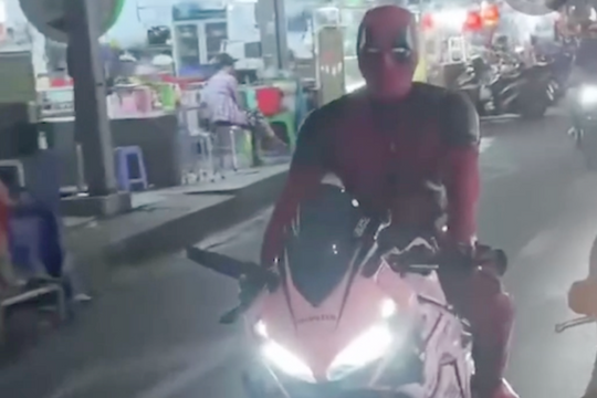 Bị phạt vì hóa trang siêu anh hùng lái xe máy