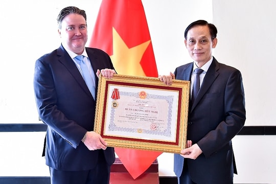 Bộ trưởng Ngoại giao trao Huân chương Hữu nghị cho Đại sứ Mỹ Knapper