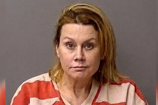 Mẹ mải nhắn tin hẹn hò khiến con 3 tuổi chết đuối dưới hồ bơi