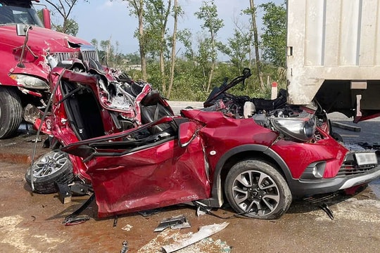 Tài xế xe container dùng điện thoại, gây tai nạn liên hoàn