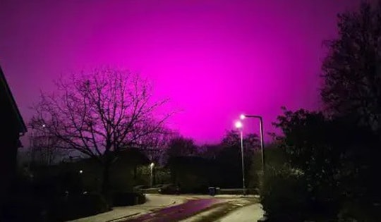 Bầu trời chuyển sang màu hồng kỳ lạ khiến cả thị trấn kinh ngạc