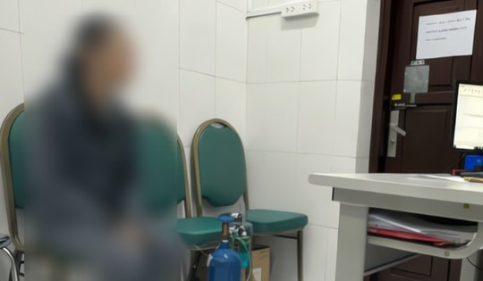 Nữ sinh mang bình khí cười đi khám tâm thần khiến bác sĩ bất ngờ