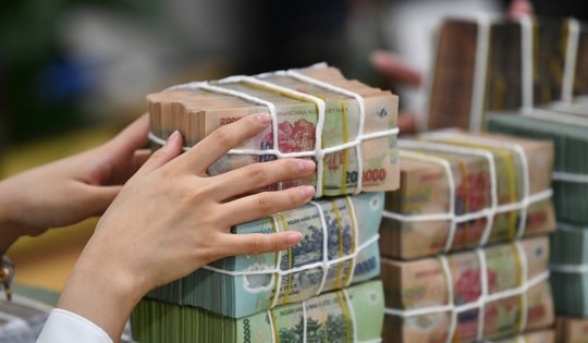 Ngân hàng tăng lãi suất tiết kiệm vượt 7%/năm