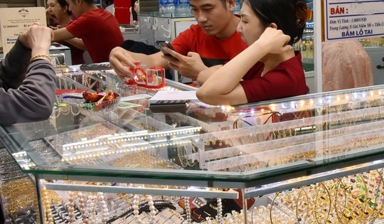 Giá vàng hôm nay 13-1: Bật tăng lên đỉnh cao mới