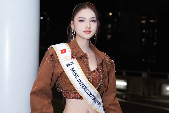 Người đẹp Việt mang 5 vali quần áo sang Ai Cập