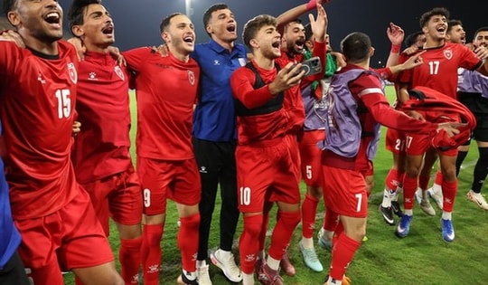 Video U23 Jordan kéo sang khách sạn U23 Việt Nam nhảy múa mừng chiến thắng
