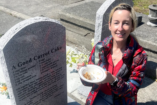 Nấu ăn theo công thức trên bia mộ để tưởng niệm người xa lạ