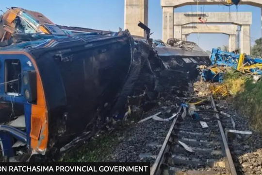 Tàu hỏa va chạm với cần cẩu ở Thái Lan, 100 người thương vong