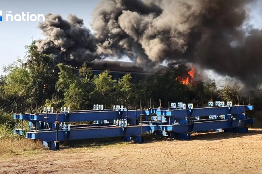 Cận cảnh tàu hoả vỡ nát sau khi va chạm với cần cẩu xây dựng, 22 người chết