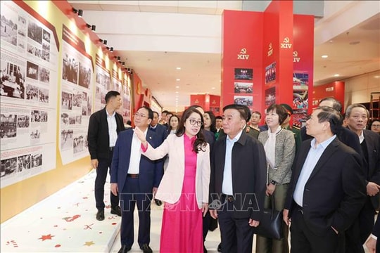 Trưng bày ảnh 'Dưới cờ Đảng - Đất nước tiến vào kỷ nguyên mới'