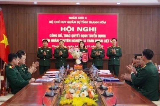 Trao Quyết định tuyển dụng quân nhân chuyên nghiệp cho thân nhân liệt sĩ