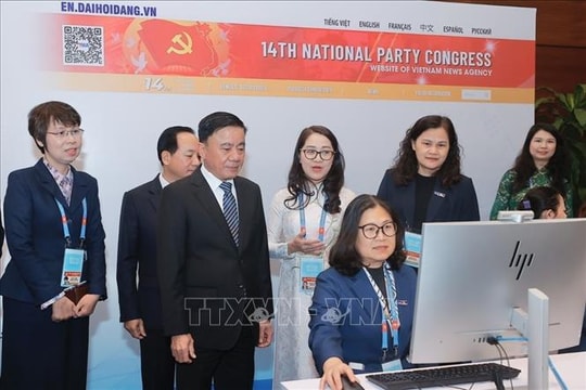 Thường trực Ban Bí thư tham quan khu vực tác nghiệp của TTXVN