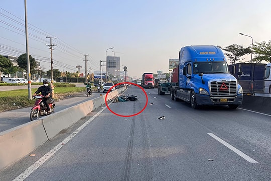 TP Hồ Chí Minh: Chạy xe máy vào làn ô tô, hai người thương vong