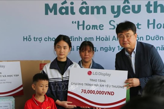 Trao mái ấm cho học sinh khó khăn