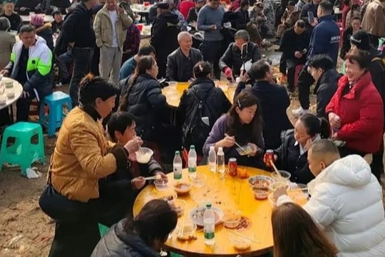 Cô gái đăng tin tìm người mổ lợn, cả làng đón 10.000 khách lạ tới giúp