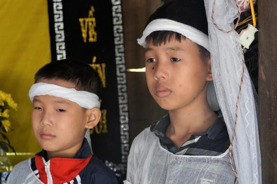 Mẹ tâm thần, 2 con thơ đầu chít khăn tang ngơ ngác trước bàn thờ bố