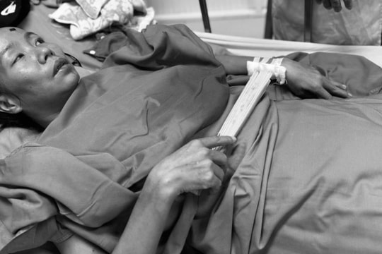 Mẹ già nghèo khó đau đớn tiễn đưa con gái bất hạnh