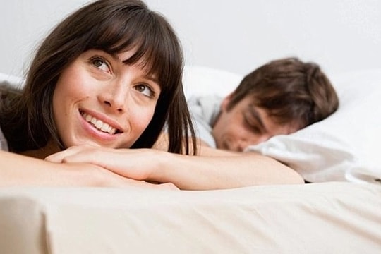 Nghịch lý: Càng bất an, 'chuyện ấy' càng thăng hoa