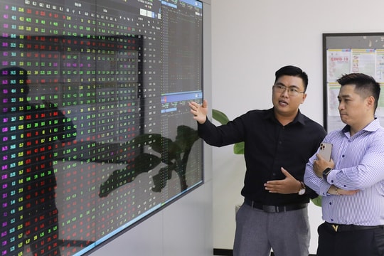 Nhà đầu tư rót mạnh tiền vào chứng khoán