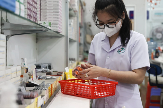 Góc khuất sau mỗi lần bác sĩ đổi thuốc