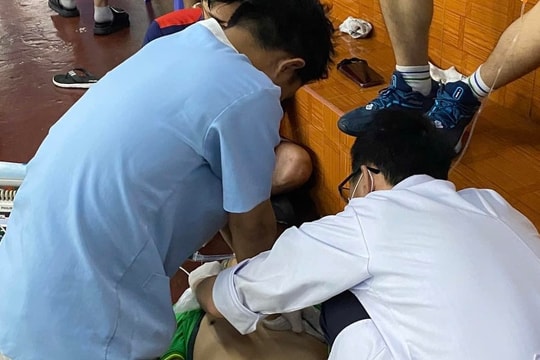 Huấn luyện viên cầu lông đột tử trên sân tập