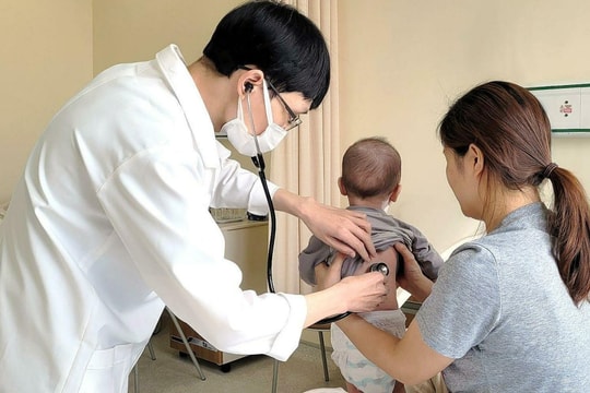 Bé trai nhiễm tụ cầu vàng từ nốt mụn nhỏ ở ngực