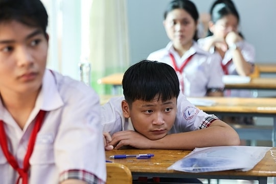 Bài thi vào lớp 10 tổ hợp 6 môn quá sức với học sinh?