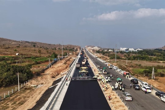 Cao tốc dài gần 30 km lập kỷ lục Guinness trải nhựa trong 24 giờ