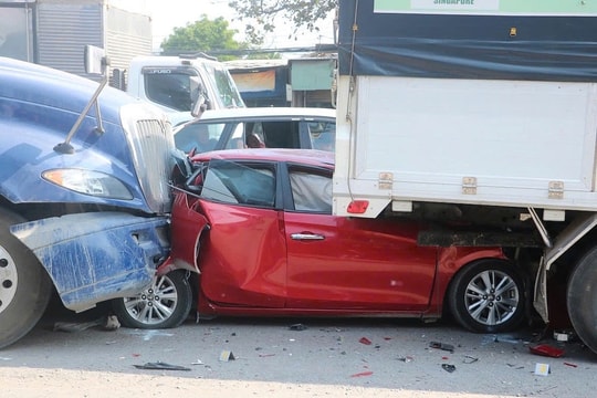 Ôtô biến dạng dưới gầm xe tải sau tai nạn liên hoàn
