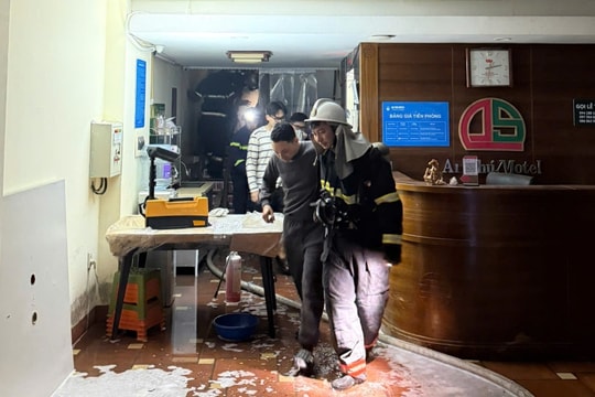 Cháy trong nhà nghỉ nghi do phóng hỏa, cảnh sát cứu 7 người