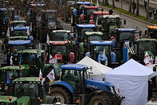 Nông dân Pháp lái hàng trăm máy kéo về Paris biểu tình