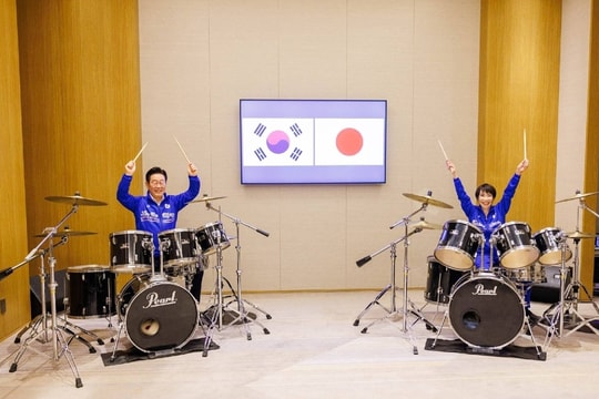 Tổng thống Hàn cùng Thủ tướng Nhật chơi trống