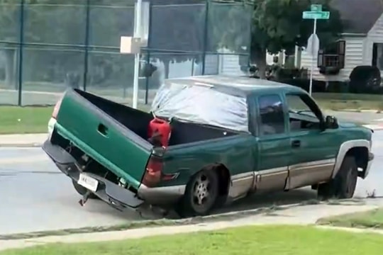 Ôtô gãy đôi vẫn chạy ngoài đường không bị phạt