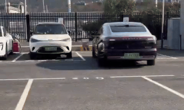 Ôtô di chuyển như lướt bay nhờ đánh lái 4 bánh